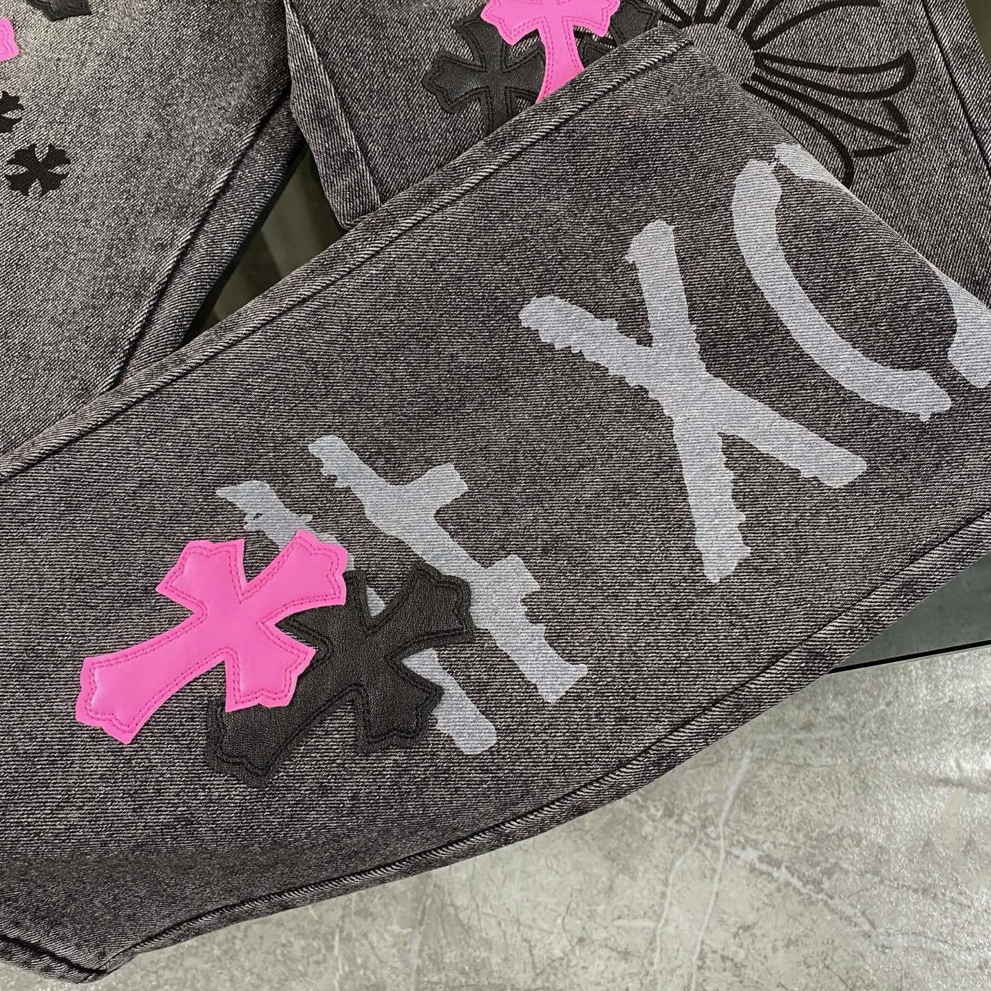 P250 CH Chromehearts official website limited edition black and purple cross patchwork leather jeans, priced at 34W level, patchwork cross pattern embellishment, washed jeans! ! An absolutely high-end luxury product, a 1.9W-level god-level single product, a super popular product, made by top heavy industry, a magic weapon that cannot be missed! [About Zangyin] This is an extremely luxurious fashion brand that can also be called the aristocracy of the high street. It has always been an exclusive brand for some hipsters or rich second generations. Compared with ordinary high streets, it is more luxurious and noble. Compared with luxury brands, it is more fashionable and individual. It has always been a brand that I have a special liking for. [Top heavy industry fashion design] Consistently high-street luxury style. Speaking of this style, the Zangyin family and GU family are definitely the leading representative brands. Especially the Zangyin family has really achieved a state-of-the-art effect in creating high-street style. The unique washed material is used to create this style. The color system is already quite eye-catching. After it is decorated with patchwork cross flowers, it cleverly highlights the charm of the brand. Secondly, this style uses classic The high-waist cutting design highlights the long legs and fashionable temperament of the upper body. The brand is highly recognizable and the slim fit configuration is more suitable for daily wear. It is a product that interprets personality, fashion, and specifications at a glance. This single product is enough to make any fan excited. It can be a white T-shirt for a youthful college style, or a tight suspender for a royal style. It has strong matching ability and can be easily controlled by men.  [Materials and craftsmanship] Needless to say, this point goes without saying. As an excellent craftsman brand, Zangyin’s requirements for details and craftsmanship are really perfect. The washed color of this model has gone through so many processes, not to mention the embellishment of denim appliques. It is also purely hand-made and sewn. Just like what they believe in, only hand-made things have soul and have the meaning of wear. A top-notch heavy-duty fashionable denim item, I look forward to your perfect interpretation! !  Color: black gray Size: 28-36